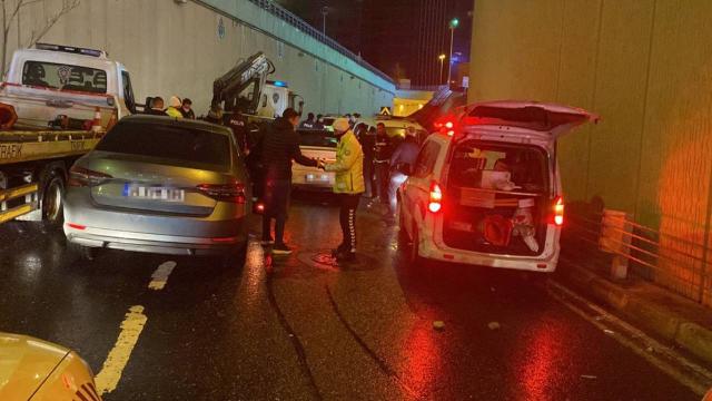İstanbul’da ‘dur’ ihtarına uymayan otomobilin çarptığı 3 polis yaralandı