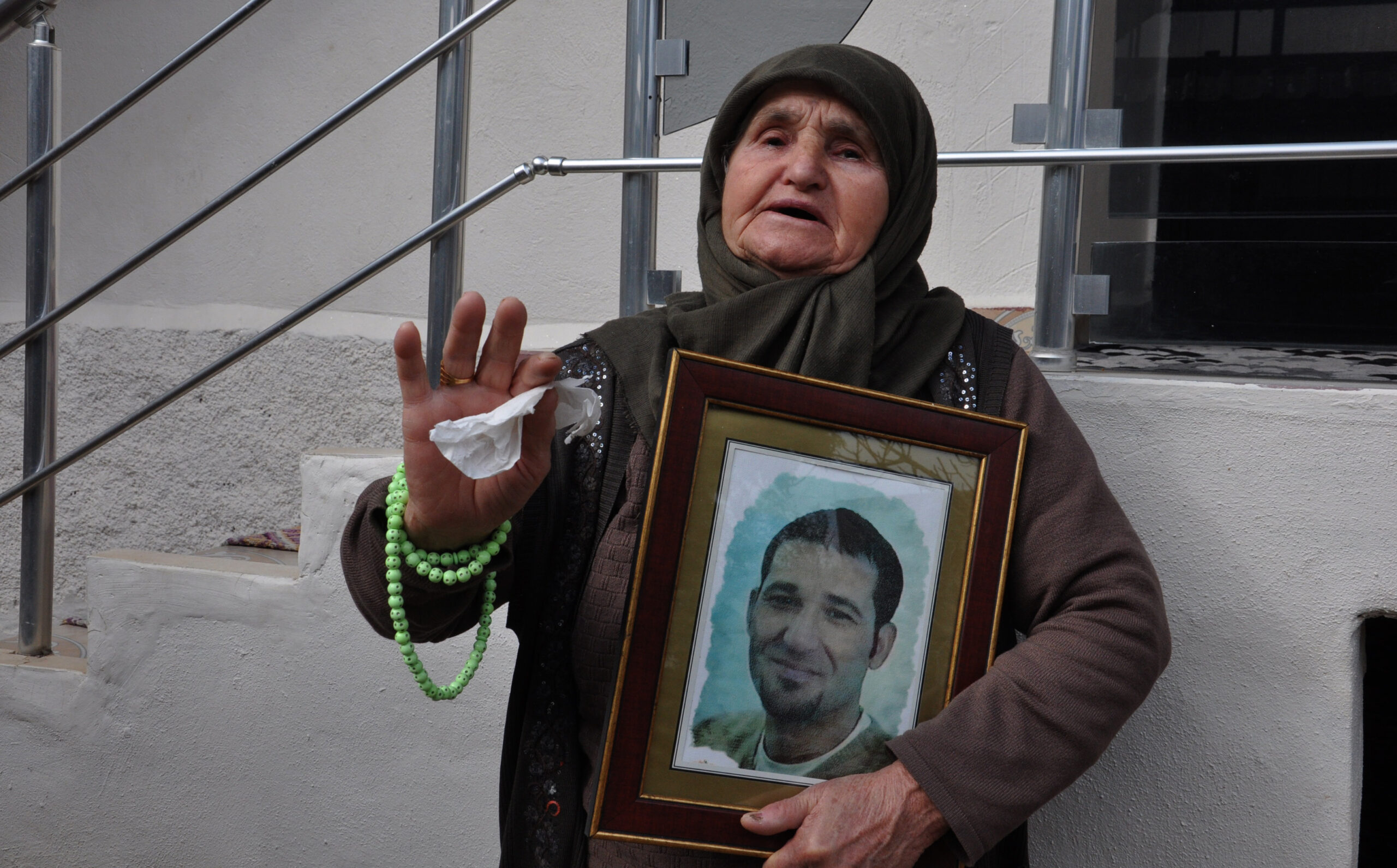 Eşi ve çocuğunu görmeye gittiği Ukrayna’da mahsur kaldı: Bomba yağıyor, çıkamıyorum