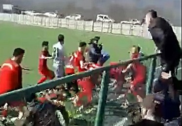 Futbolcular sahada tekme tokat kavga etti