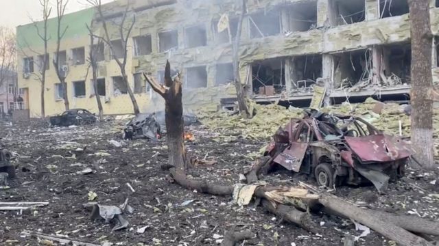 Mariupol’de okul vuruldu, 400 kişi enkaz altında kaldı