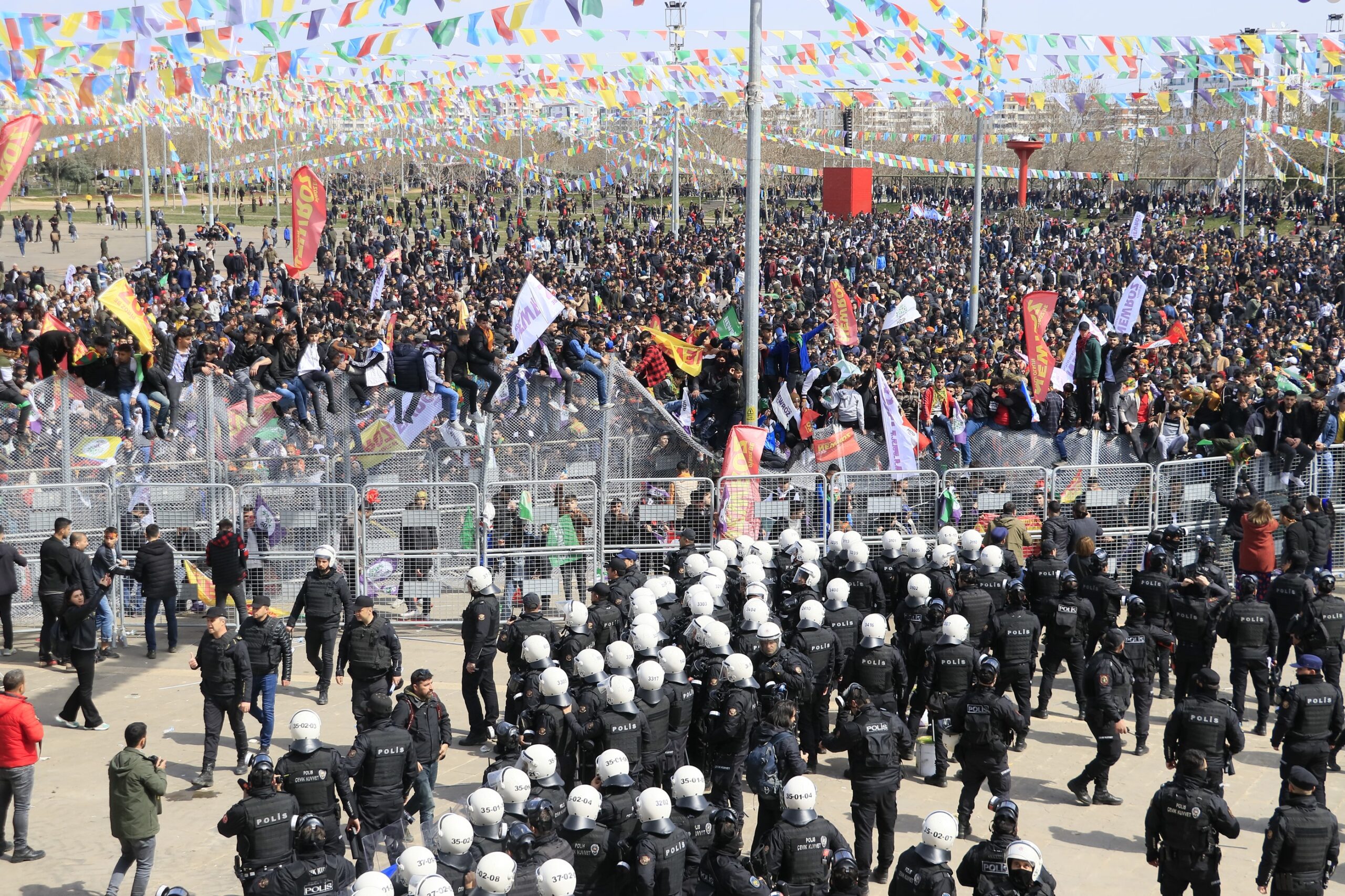 Diyarbakır’daki Nevruz etkinliğinde gözaltına alınanların 266’sı serbest bırakıldı