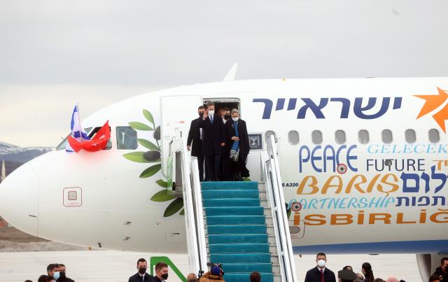 İsrail Cumhurbaşkanı Herzog’un uçağında dikkat çeken Türkçe ifadeler!
