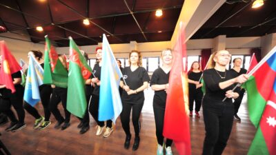 Bursa’da kadın korosu kostümlerini diktikleri 5 ülkenin şarkılarıyla sahne alacak