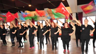 Bursa’da kadın korosu kostümlerini diktikleri 5 ülkenin şarkılarıyla sahne alacak