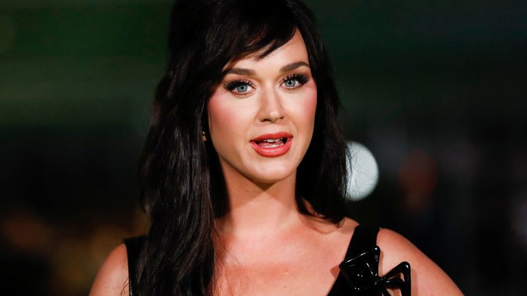 Katy Perry’nin talihsiz anları! Sahnede pantolonu yırtıldı