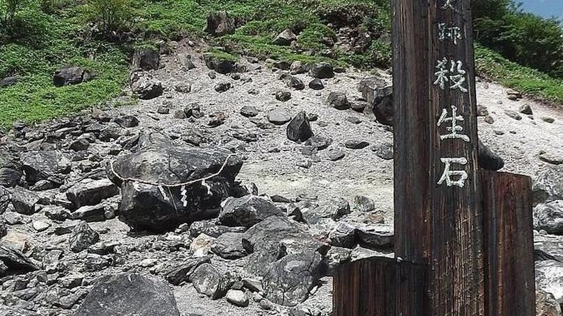 Japonya’da endişe yaratan görüntü: Şeytani güçleri hapseden kaya parçalandı