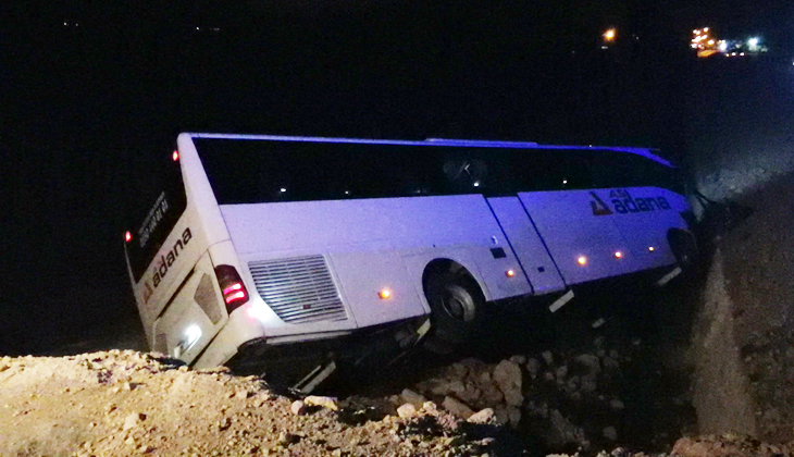 Kozan’da yolcu otobüsü şarampole devrildi: 23 yaralı