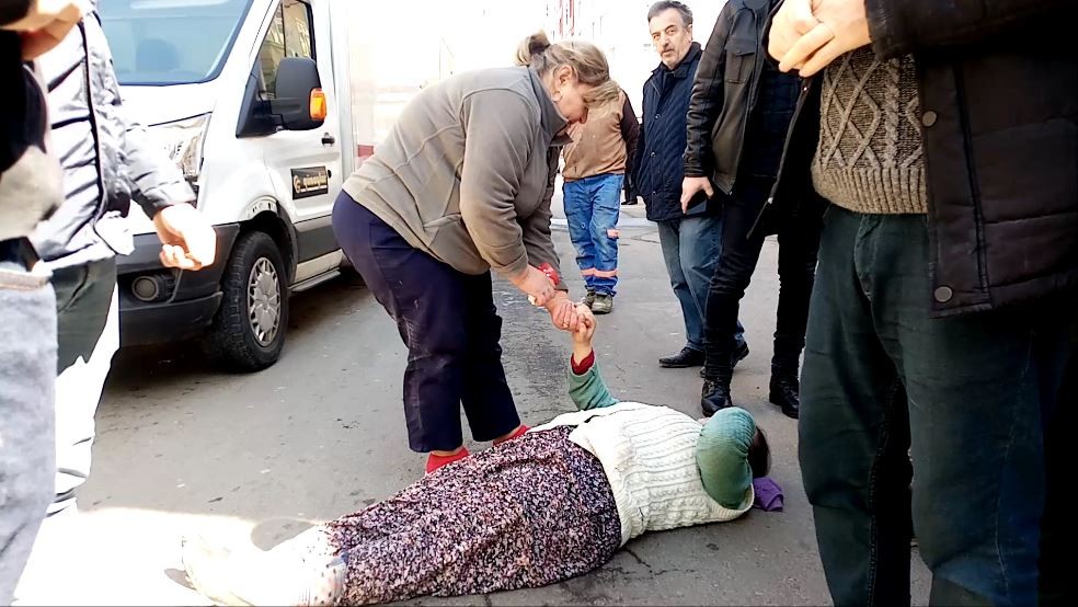 Yaralanan engelli kızın elini bırakmadı