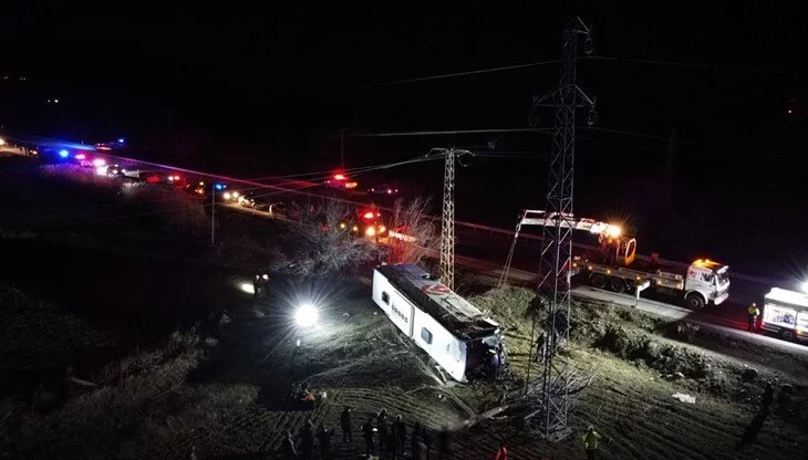 Erzincan’da yolcu otobüsü şarampole devrildi: 2 ölü, 31 yaralı