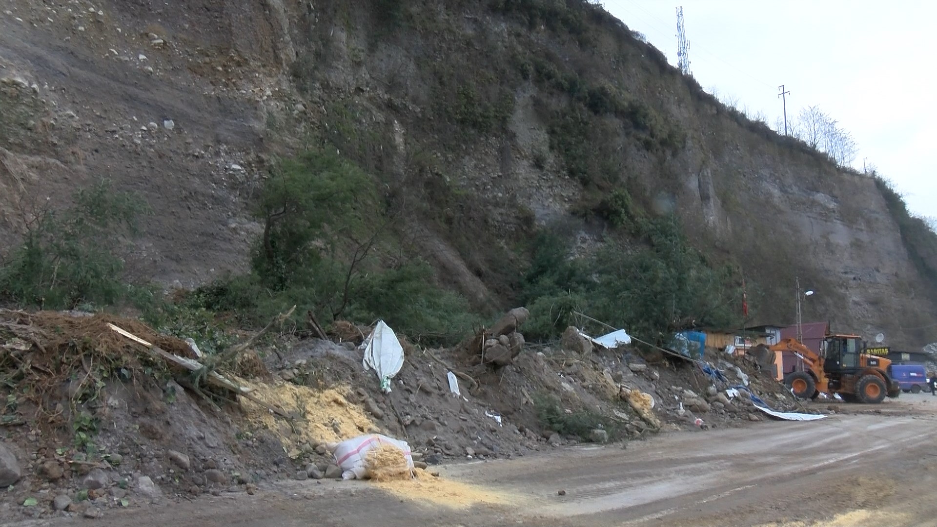 Rize'de heyelan: Karayolu ulaşıma kapandı! - Norm Haber