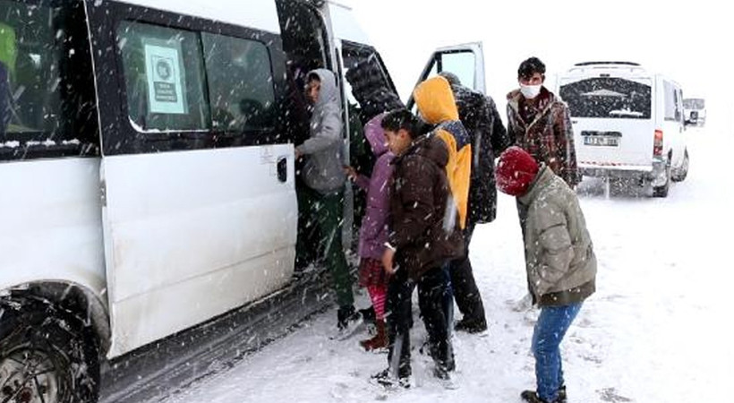 Servis araçları yolda kaldı