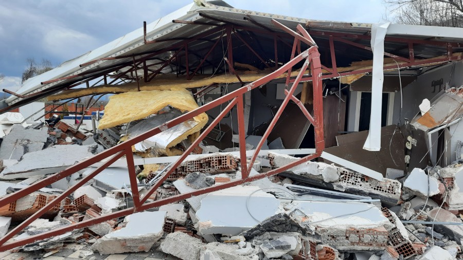 Bursa’da kaçak eğlence mekanı yıkıldı
