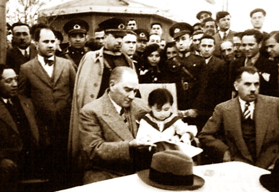 Atatürk’ün çocuk sevgisi…