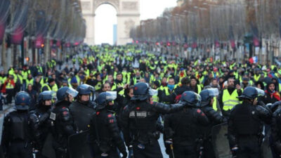 Fransa’da sarı yelekliler Macron’u protesto etti