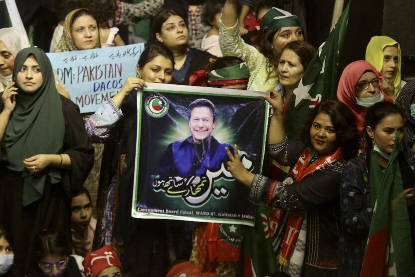 Pakistan’da siyaset kilitlendi: Ülkeyi ne bekliyor?