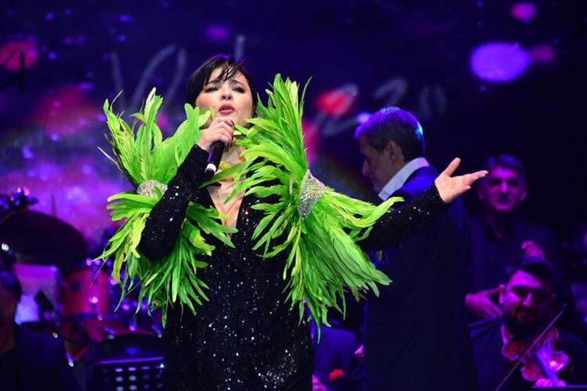 Ünlü isimler sahneye çıkıp Zeki Müren’in unutulmaz şarkılarını seslendirdiler
