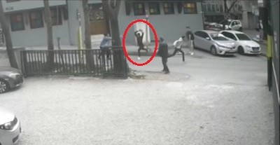 Bursa’da gençlerin bıçaklı kavgası: Parke taşıyla kovaladı!