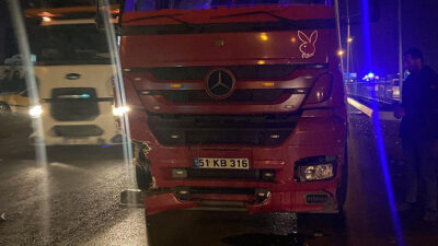 Bursa’da trafik kazası! TIR, kırmızı ışıkta bekleyen otomobillere çarptı
