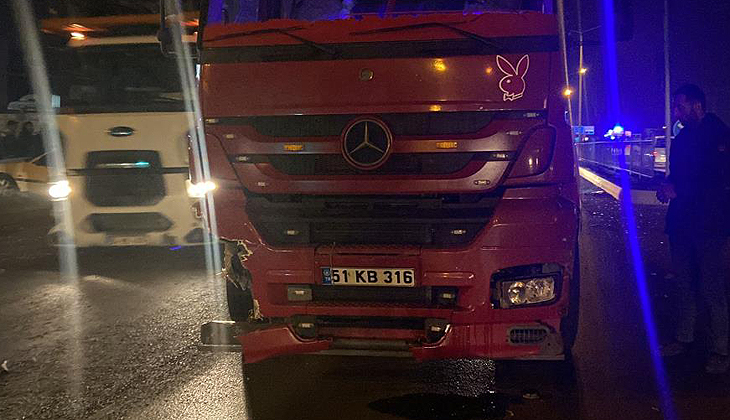 Bursa’da trafik kazası! TIR, kırmızı ışıkta bekleyen otomobillere çarptı