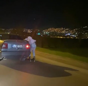 Bursa’da patenli gencin tutunarak yolculuk yaptığı otomobil trafikten men edildi