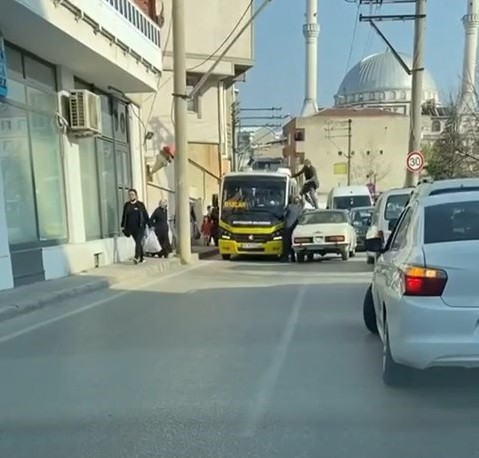 Bursa’da otomobilin üzerine çıktı, minibüs sürücüsüne böyle tekme attı