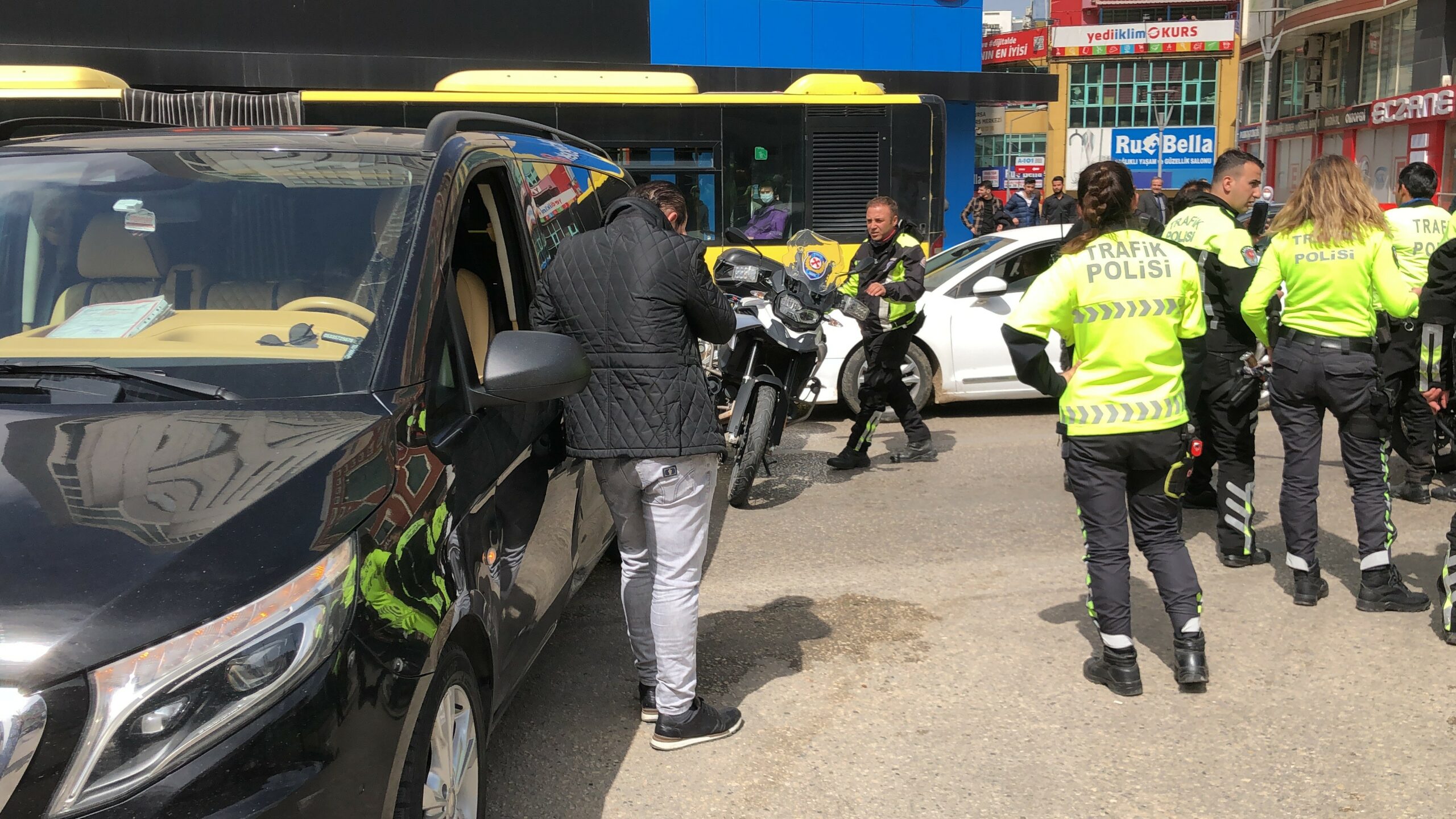 Bursa’da korkutan kaza! İki polis memuru yaralandı