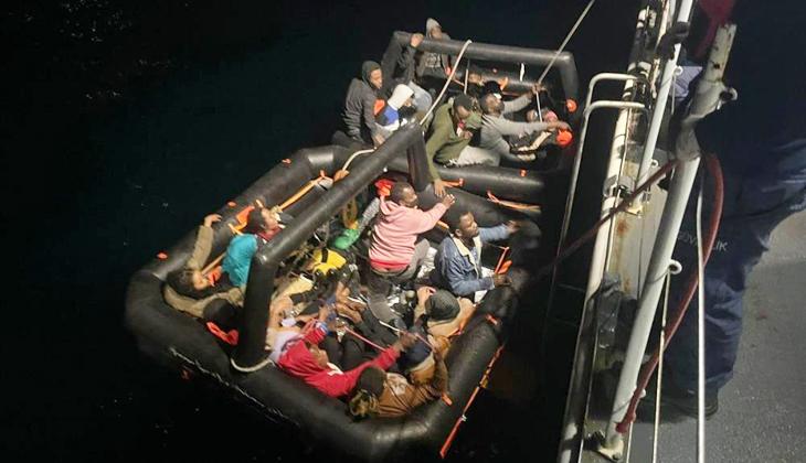 Yunanistan unsurlarınca geri itilen 25 göçmen kurtarıldı