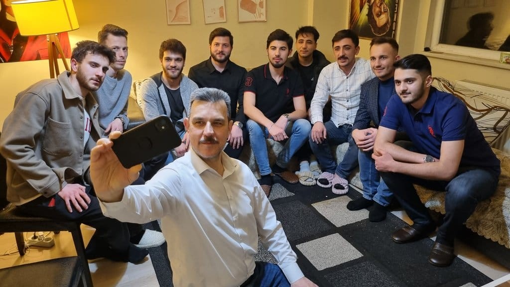 AK Parti Bursa milletvekilleri sahuru öğrencilerle yaptı