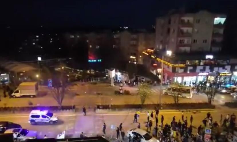 Bursa’da derbi kavgası: Taraftarlar birbirine girdi