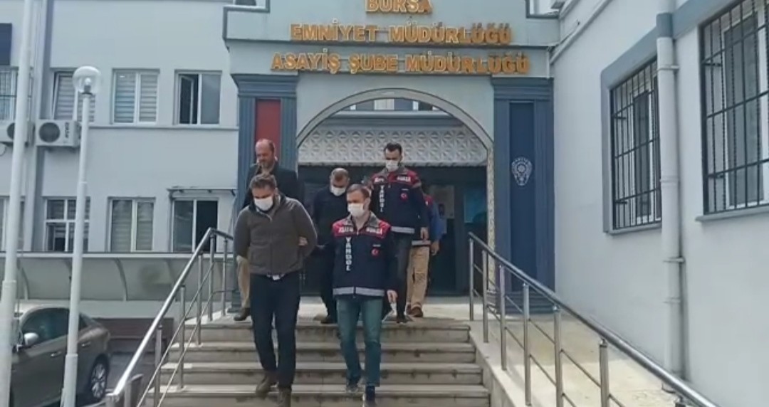 Bursa’da kuyumculara sahte altın satışı yapan şüphelilerden 2 kişi tutuklandı