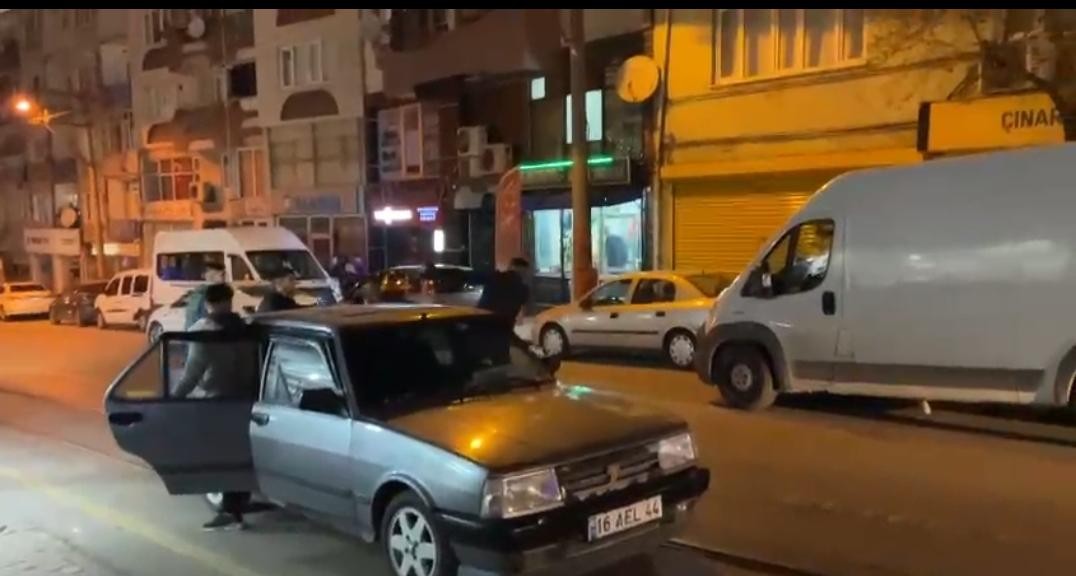 Bursa’da iki genç arasında çıkan kavgada bıçaklar çekildi