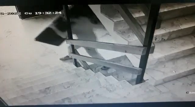 Bursa’da kameralara aldırmadan televizyonu böyle çaldı