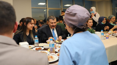Bakan Koca, sağlık çalışanlarıyla iftar yaptı