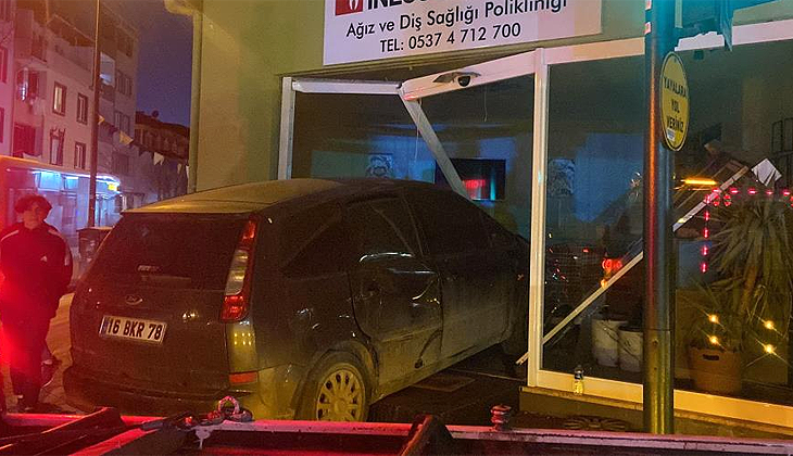 Bursa’da feci kaza! Otomobiliyle iş yerine daldı