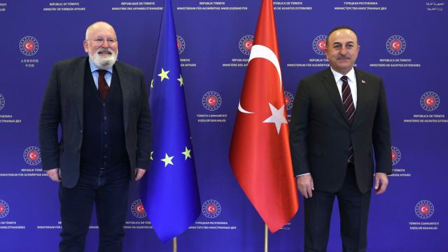 Bakan Çavuşoğlu Timmermans’la görüştü