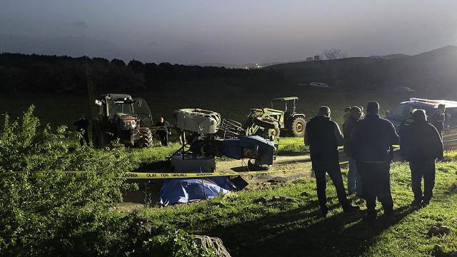 Devrilen traktörün altında kalan 2 kişi yaşamını yitirdi