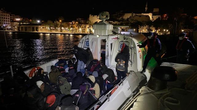 İzmir açıklarında 27 düzensiz göçmen yakalandı