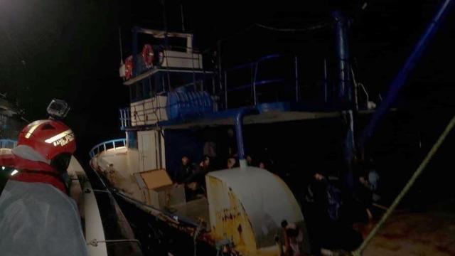 İzmir’de bir balıkçı teknesinde 168 düzensiz göçmen yakalandı