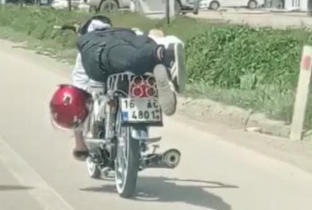 Bursa’da ölümle dans… Motosikleti üzerine yatarak kullandı!