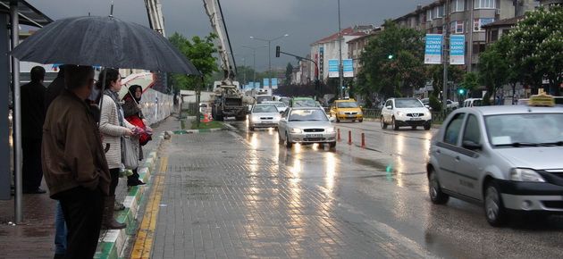 Bursa güne yağmurla uyandı