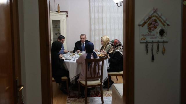 Emine Erdoğan’dan iftarda misafir oldukları aileye teşekkür