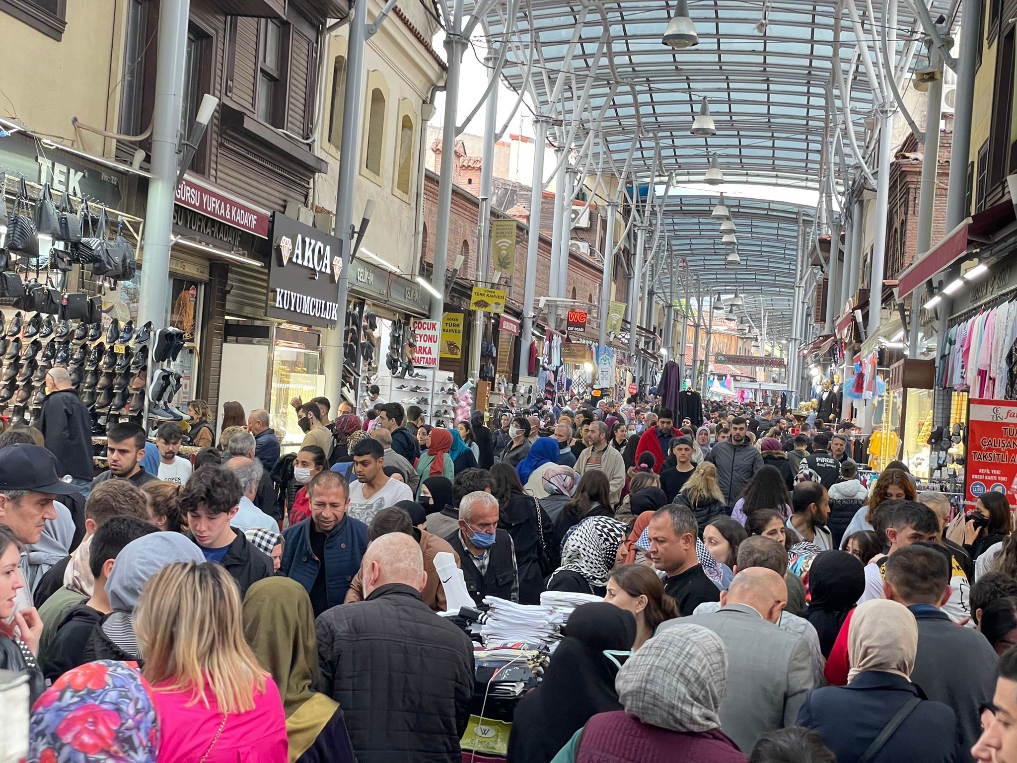 Bursa’nın çarşı pazarında bayram bereketi
