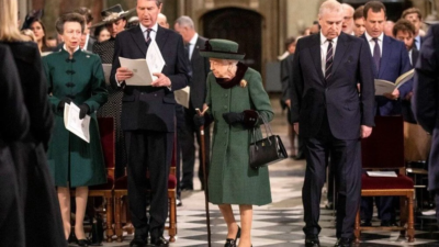Kraliçe Elizabeth Prens Philip’in anma töreninde