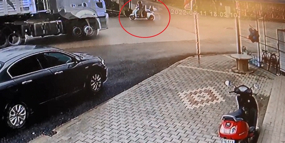 Bursa’da motosiklet sürücüsü devrilen TIR’ın altında kalmaktan saniyelerle kurtuldu
