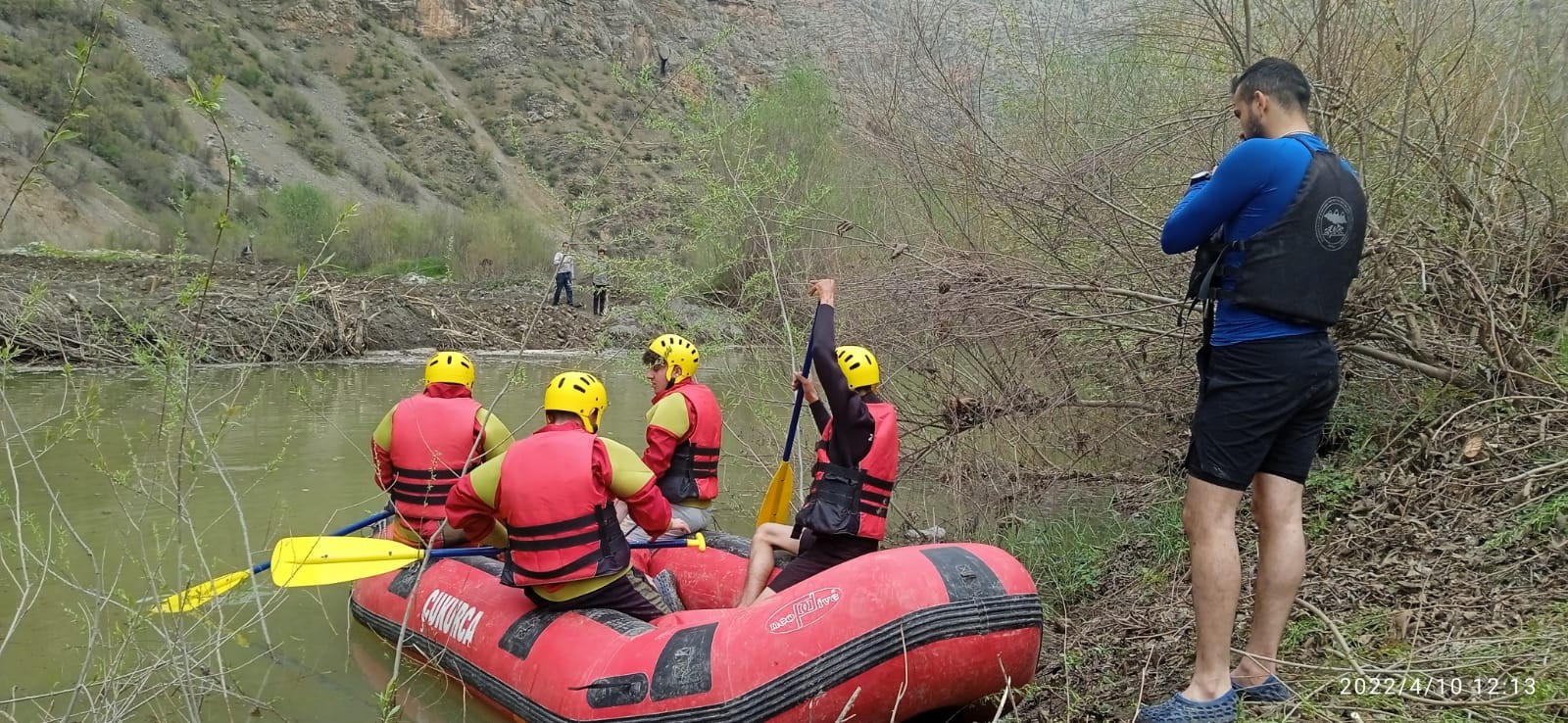 Zap Suyu’nda rafting yaparak yarışmalara hazırlanıyorlar