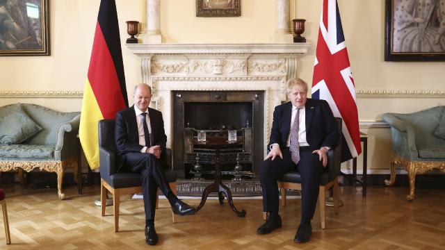 Johnson ve Scholz Ukrayna’yı görüştü