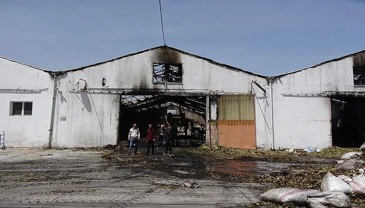 ‘Kuşum kaçtı’ diyerek çatısına çıktığı fabrikayı benzin döküp yaktı