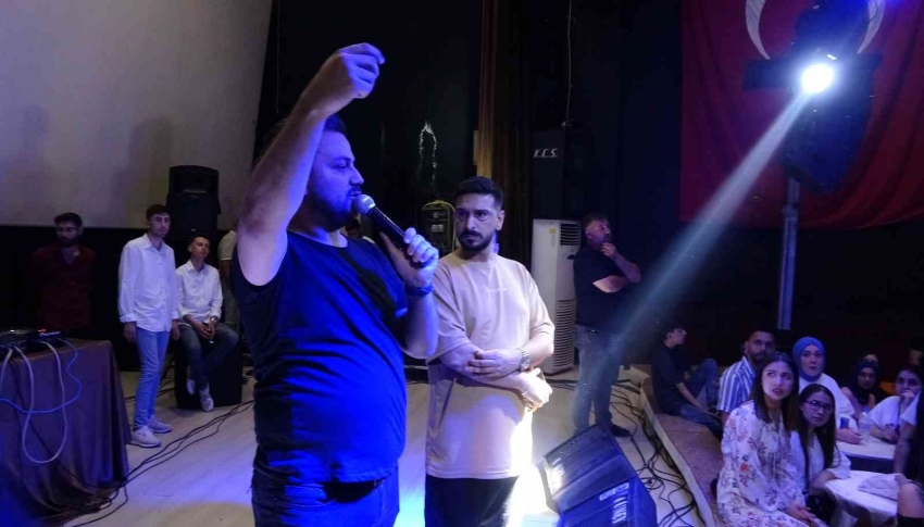 Sahneye çıkmayan şarkıcılara pet şişe atıp yuhaladılar