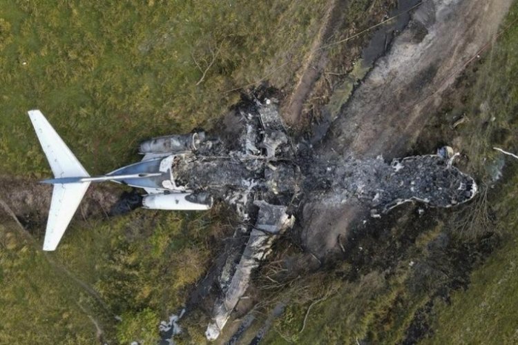 11 kişiyi taşıyan uçak düştü