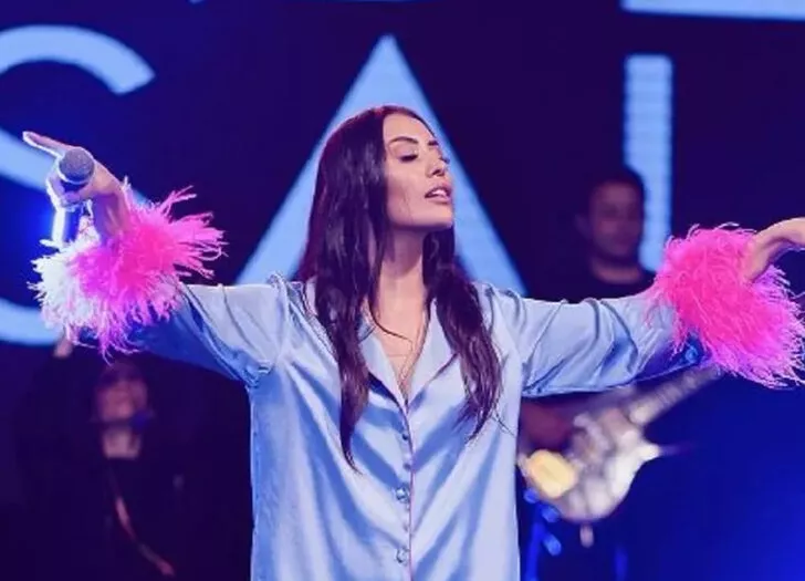 Hande Ünsal sahneye pijamayla çıktı